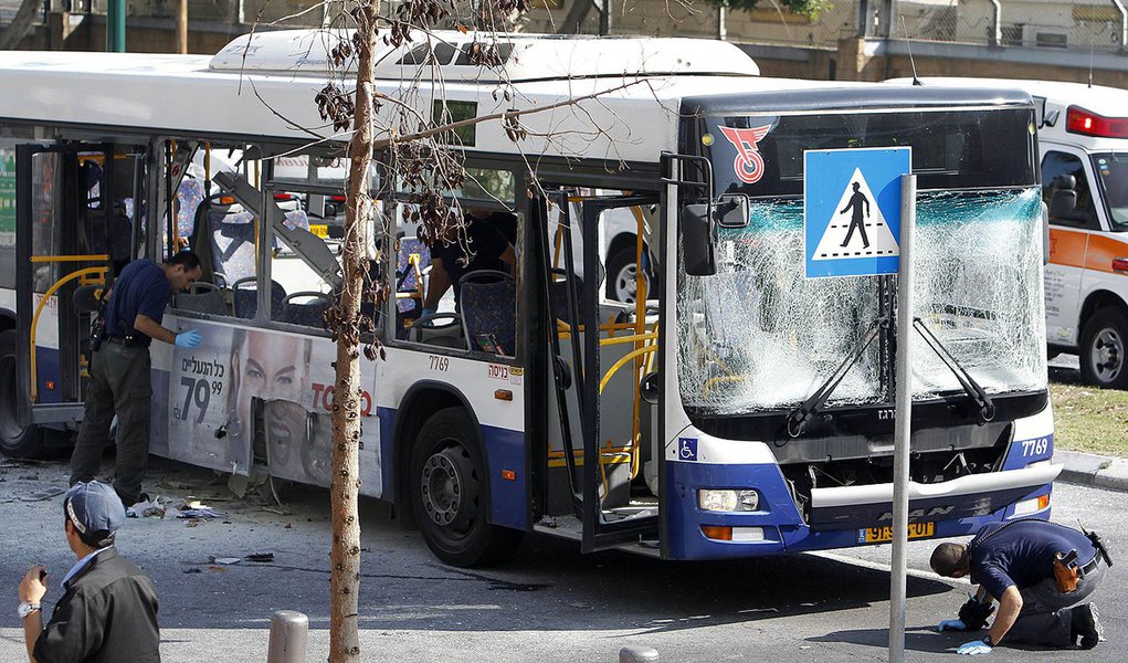 Ônibus explode em frente a QG militar em Tel Aviv