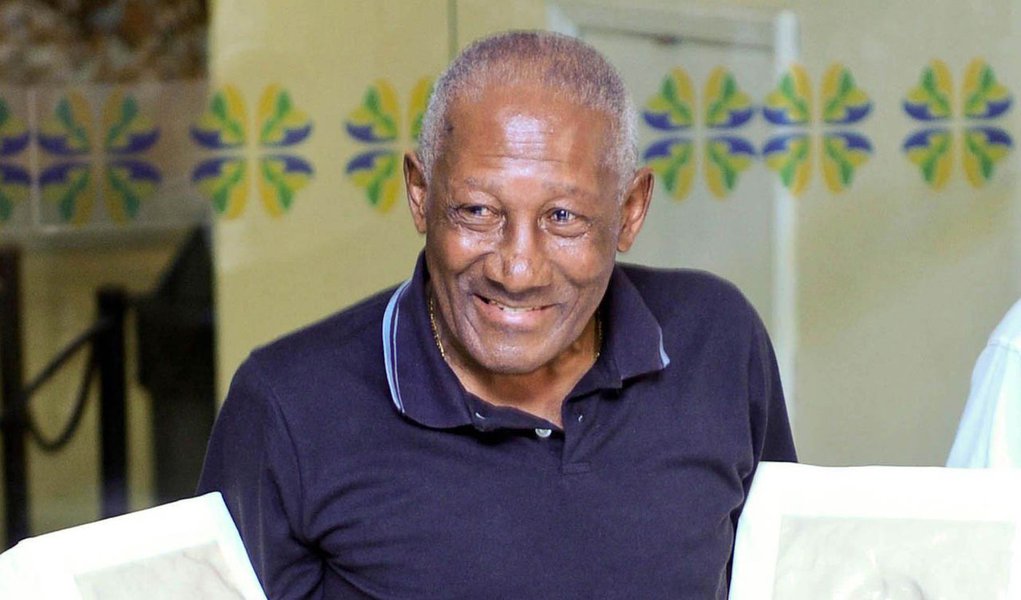 Ex-jogador Djalma Santos morre aos 84 anos