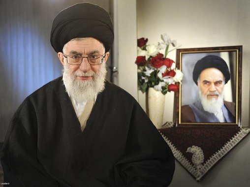 O Líder Supremo do Irã, o aiatolá Ali Khamenei, senta próximo a um retrato do falecido líder aiatolá Ruhollah Khomeini em Teerã. O aiatolá disse que o país não dará um passo atrás em seus direitos na área nuclear e que foram estabelecidos limites para sua