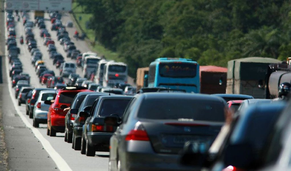 Feriado: mais de 2 milhões de carros devem deixar SP