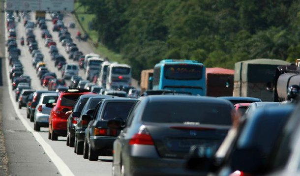 Feriado: mais de 2 milhões de carros devem deixar SP