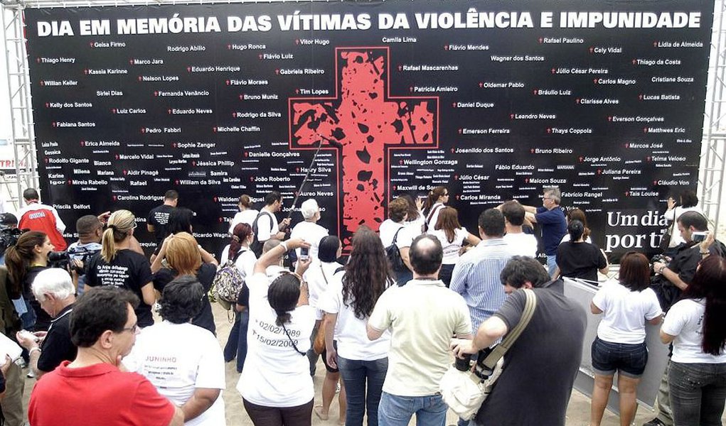 Um mural foi montado com o nome de vÃ¡rias vÃ­timas da violÃªncia