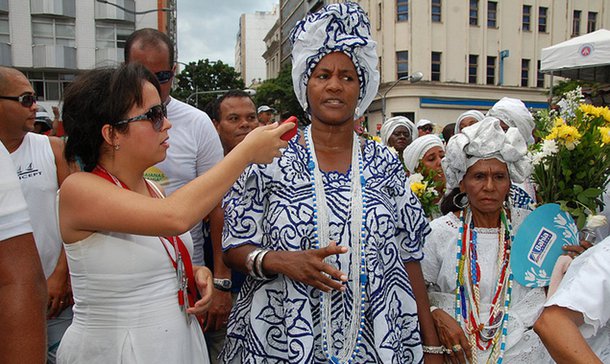 Célia agradece ao Senhor do Bonfim vestida de baiana