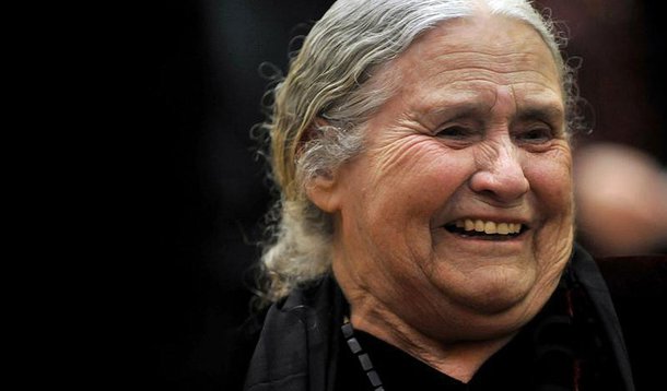 Doris Lessing ri enquanto espera para receber o Prêmio Nobel de Literatura em Londres. A romancista ganhadora do Prêmio Nobel Doris Lessing, uma das escritoras mais importantes da língua inglesa do século XX, morreu aos 94 anos, informou sua editora, no s