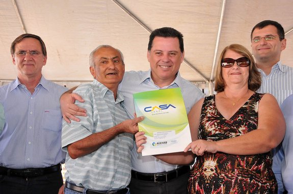 Perillo entrega escrituras a 200 famílias de Anápolis