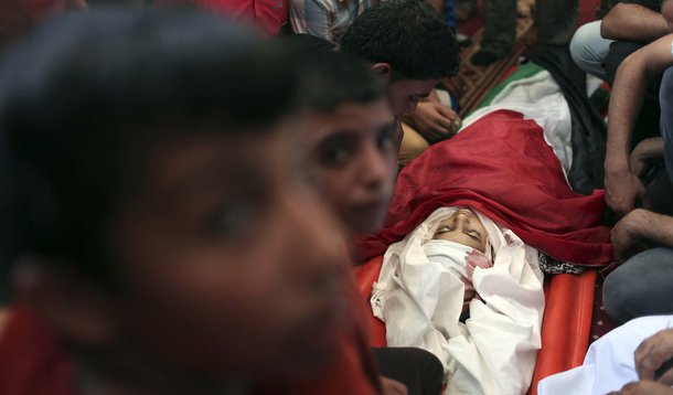 Palestinos em volta do corpo da menina de 10 anos Nour al-Najdi, morta em um ataque aÃ©reo de Israel segundo autoridades mÃ©dicas, durante seu funeral na mesquita de Rafah, no sul de Gaza. 11/06/2014.  REUTERS/Ibraheem Abu Mustafa