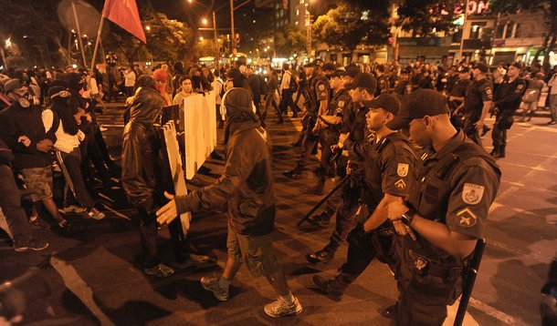 RIO DE JANEIRO, RJ, 19.08.2013: MANIFESTAÇÃO/RIO – Manifestantes e policiais entram em confronto na frente da Alerj - Manifestantes e integrantes do grupo Black Blocs, pessoas vestidas de preto e mascaradas, para não serem identificados pelas autoridades,