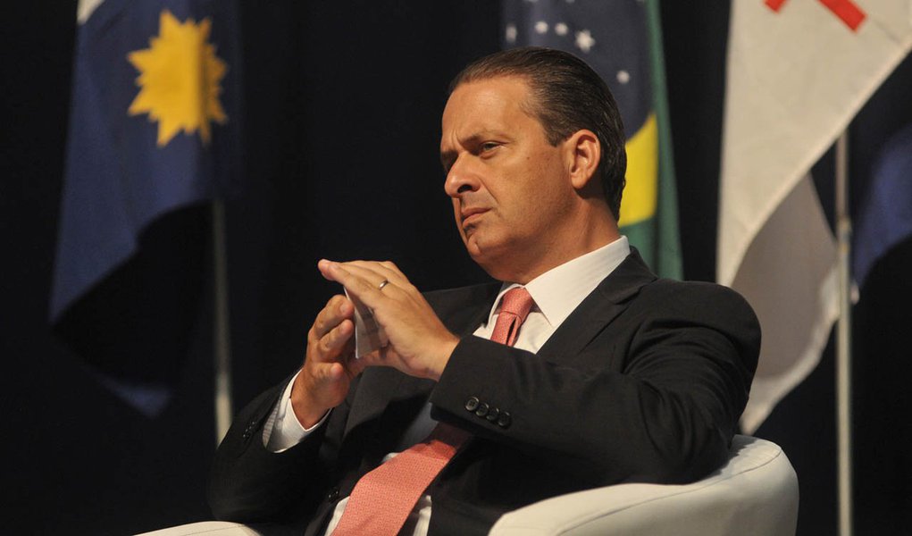 Campos critica consumo e cobra mais investimentos