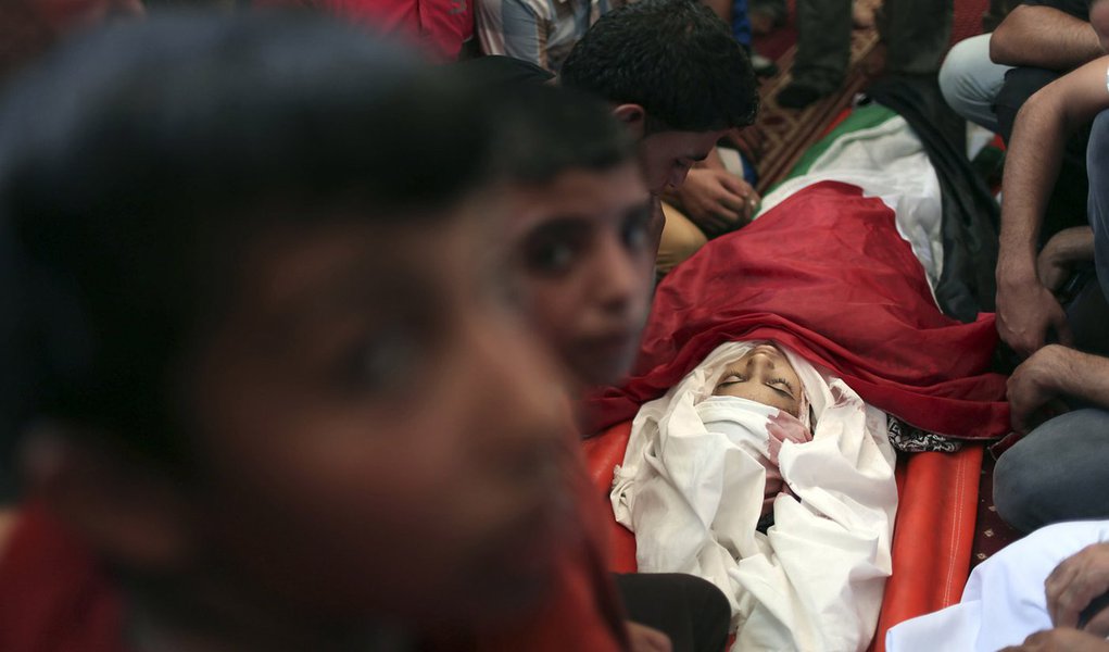 Palestinos em volta do corpo da menina de 10 anos Nour al-Najdi, morta em um ataque aÃ©reo de Israel segundo autoridades mÃ©dicas, durante seu funeral na mesquita de Rafah, no sul de Gaza. 11/06/2014.  REUTERS/Ibraheem Abu Mustafa