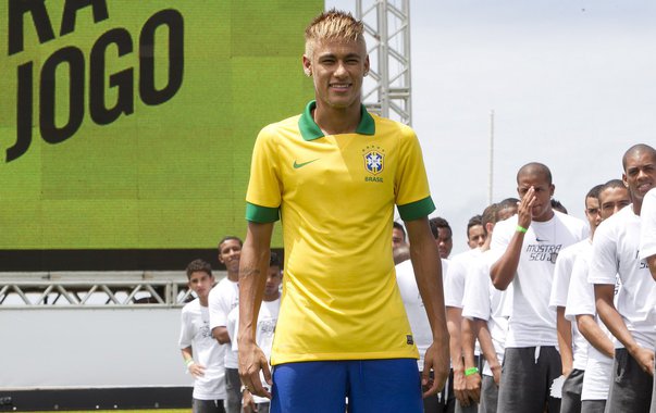 Neymar apresenta a nova camisa da seleção