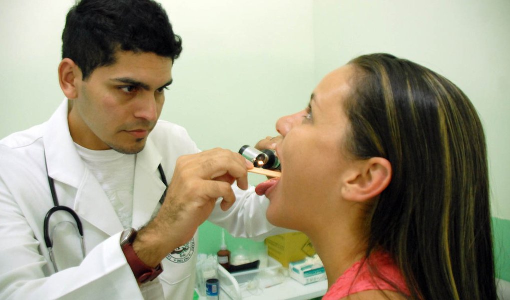 O médico Gutierry Nascimneto, contratado pelo Estado, presta serviço no posto de saúde da Ilha do Mel. N/F: Dr. Gutierry com a paciente Valéria Marques.Ilha do Mel, 13-01-2012Foto: Arnaldo Alves / AENotícias.