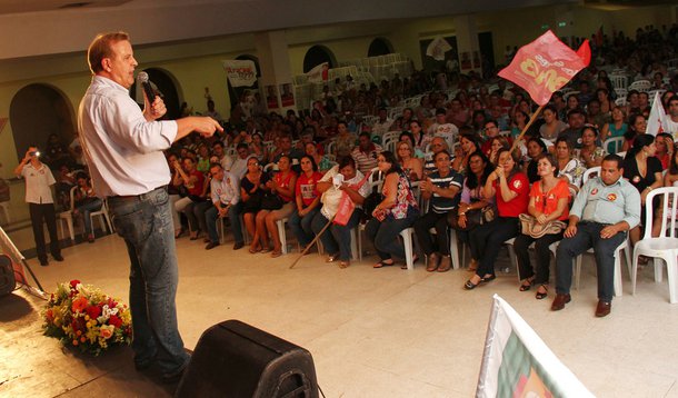 Paulo recebe apoio de educadores