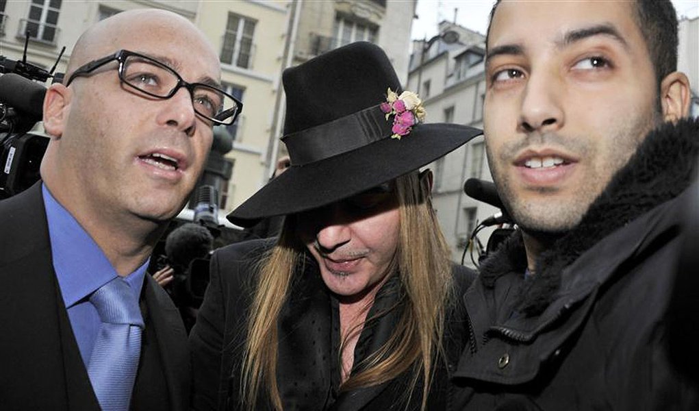 Estilista Galliano processa Dior em tribunal francês