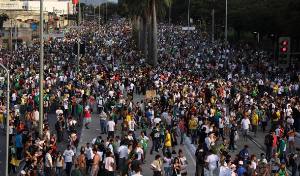 Protesto em BH já tem 50 mil rumo ao Mineirão