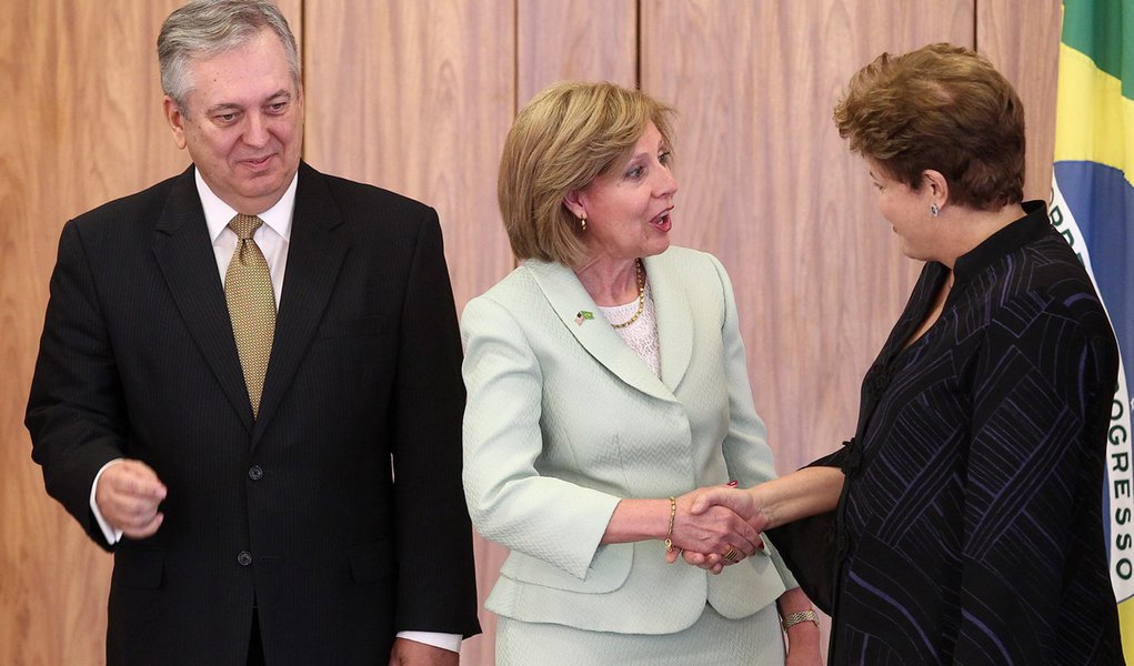 BRASÍLIA, DF- 31.10.2013: DILMA/CREDENCIAIS - (e/d) O ministro das Relações Exteriores, Luiz Alberto Figueiredo, a embaixadora dos Estados Unidos, Liliana Ayalde, e a presidente Dilma Rousseff  - A presidente Dilma Rousseff durante cerimônia de entrega de