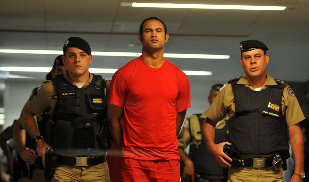 Brasil, Belo Horizonte, MG. 20/10/2010. O goleiro Bruno Fernandes das Dores de Souza (c) é conduzido por policiais para audiência realizada no II Tribunal do Júri, em Belo Horizonte (MG). Começou na tarde de 20 de outubro de 2010 o depoimento de 22 testem