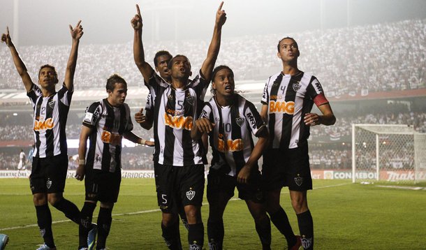 Atlético-MG aproveita um a mais e bate São Paulo