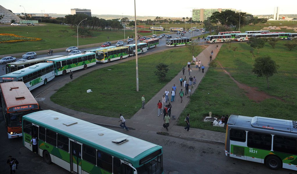 (Brasilia- os trens do metrô de Brasília deixam de circular nesta sexta-feira (26). Os funcionários optaram pela manutenção da greve geral depois de não obter acordo com a empresa sobre o reajuste salarial dos cerca de mil funcionários concursados da comp