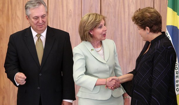 BRASÍLIA, DF- 31.10.2013: DILMA/CREDENCIAIS - (e/d) O ministro das Relações Exteriores, Luiz Alberto Figueiredo, a embaixadora dos Estados Unidos, Liliana Ayalde, e a presidente Dilma Rousseff  - A presidente Dilma Rousseff durante cerimônia de entrega de