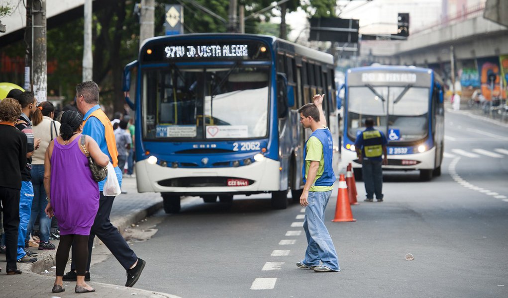 Sao Paulo, SP, 23-04-2012: Corredor de onibus improvisado na Avenida Cruzeiro do Sul, na altura do Metro Santana. Para organizar o embarqe e desembarque de passageiros, a empresa de transporte "Sambaiba" colocouÊcones na avenida, alem de funcionarios que 