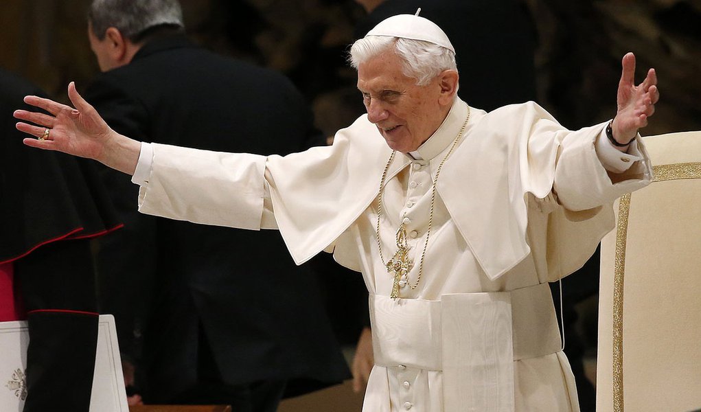 Papa diz que ficará "escondido do mundo" após renúncia