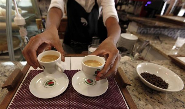 Brasileiras fazem campanha contra brincadeira ofensiva de cafeteria francesa