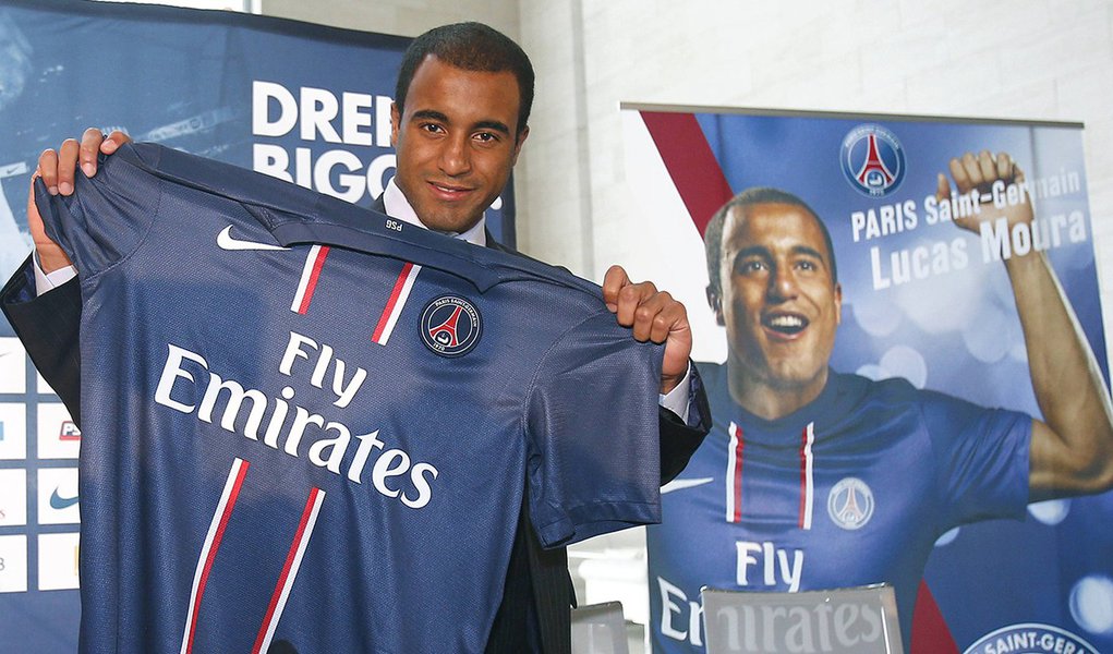 Lucas chega ao PSG mirando posto de melhor do mundo