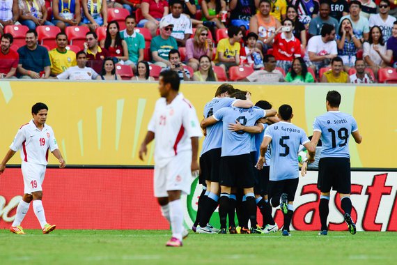 Uruguai goleia Taiti e pega o Brasil nas semifinais