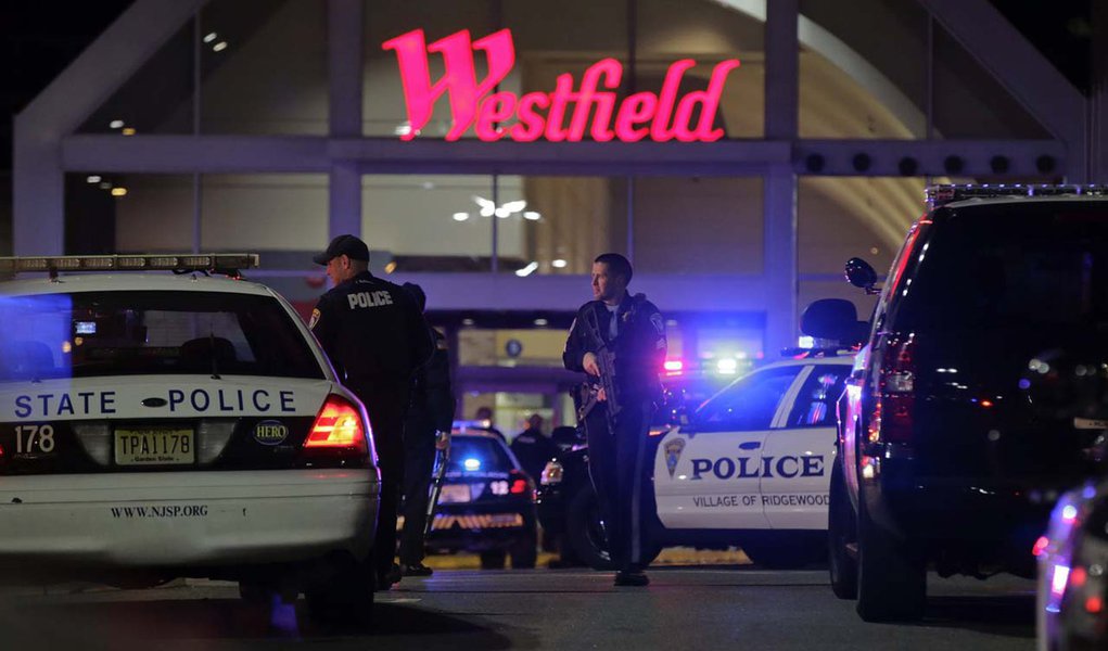 Police secure the area after reports that a gunman fired shots at the Garden State Plaza mall in Paramus, New Jersey, November 4, 2013. A person with a gun opened fire on Monday evening in the New Jersey shopping mall shortly before closing time in the to