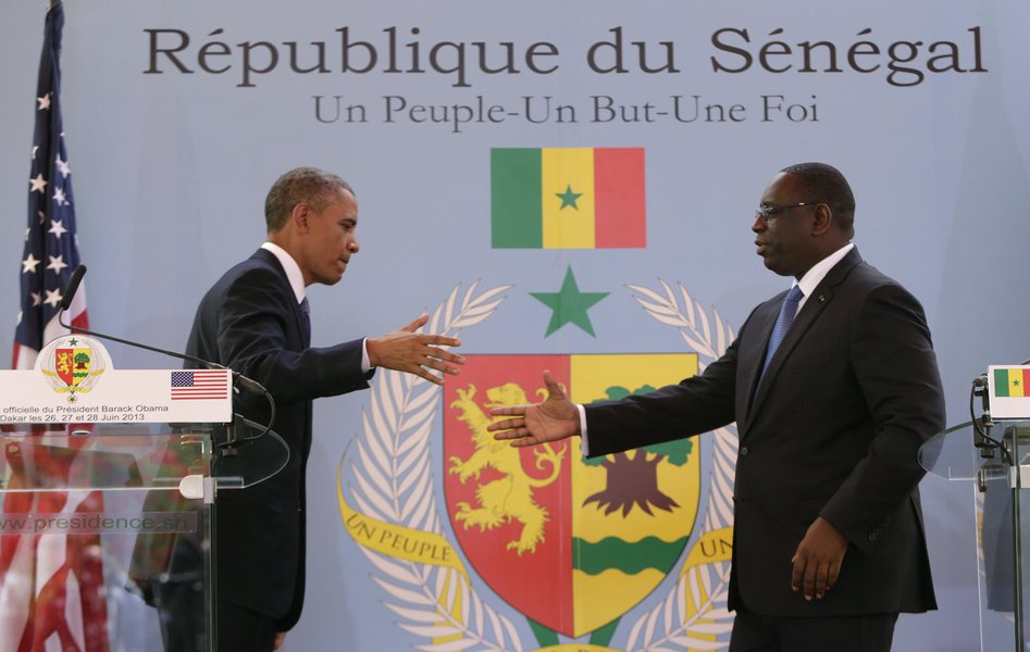 Obama segue para África do Sul com Mandela em mente