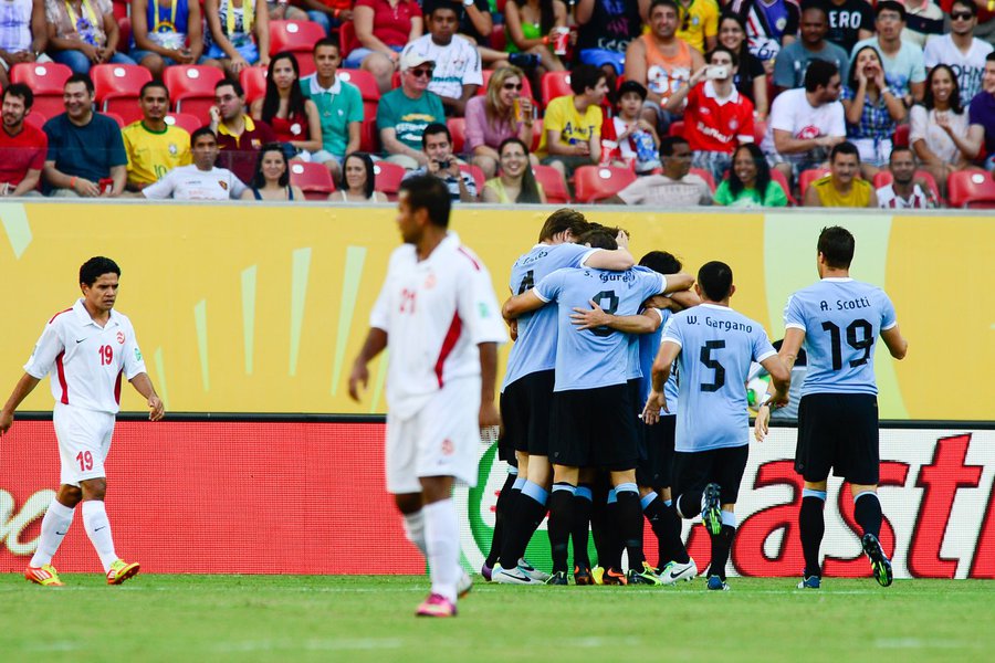 Uruguai goleia Taiti e pega o Brasil nas semifinais