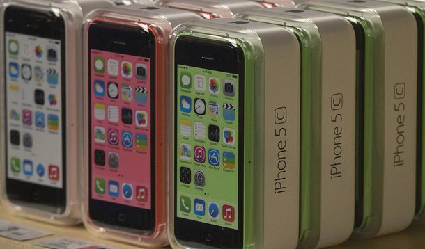 Apple iPhone 5c phones are pictured at the Apple retail store on Fifth Avenue in Manhattan, New York September 20, 2013. Apple Inc's newest smartphone models hit stores on Friday in many countries across the world, including Australia and China. REUTERS/A