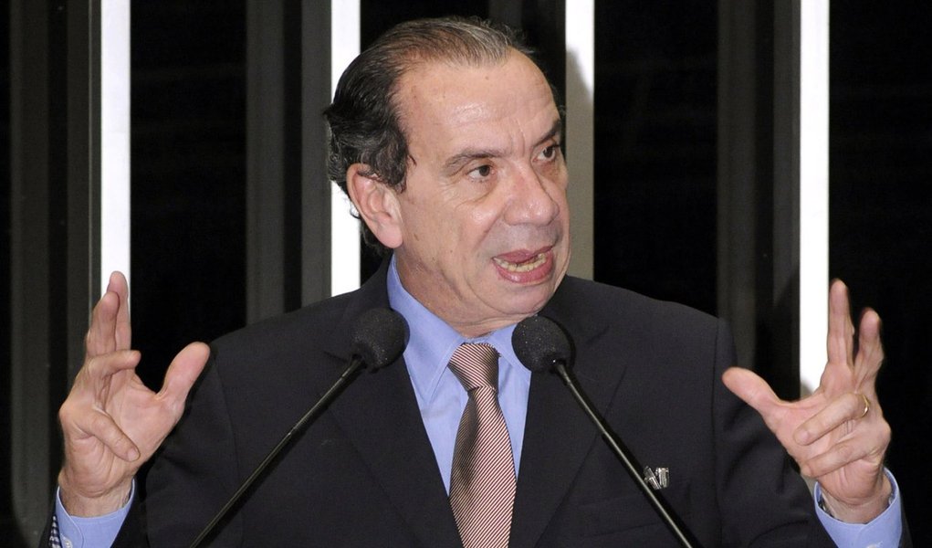 “Vou continuar malhando o governo”