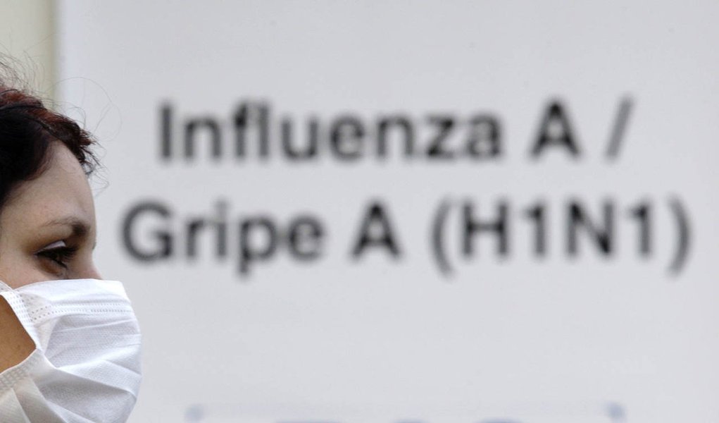 A person with a suspected case of H1N1 influenza virus waits outside Miguel Couto hospital in Rio de Janeiro July 23, 2009. The flu strain has killed 29 people in Brazil, the Health Ministry said on Wednesday.  REUTERS/Sergio Moraes  (BRAZIL HEALTH)