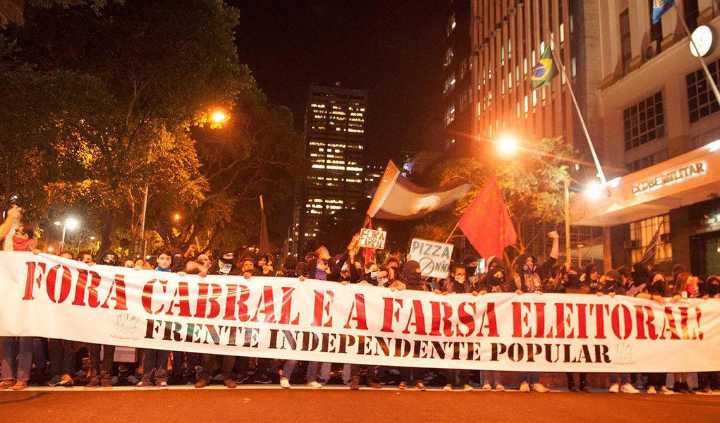 RIO DE JANEIRO, RJ, 19.08.2013: MANIFESTAÇÃO/RIO – Manifestantes e integrantes do grupo Black Blocs (pessoas vestidas de preto e mascaradas para não serem identificados pelas autoridades), durante manifestação contra o governador Sérgio Cabral, nesta segu