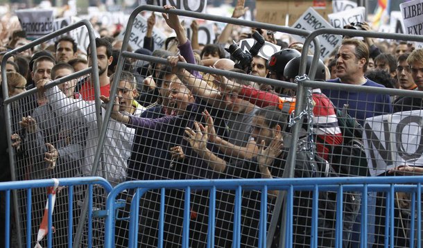 Milhares de espanhóis pedem a renúncia de Rajoy