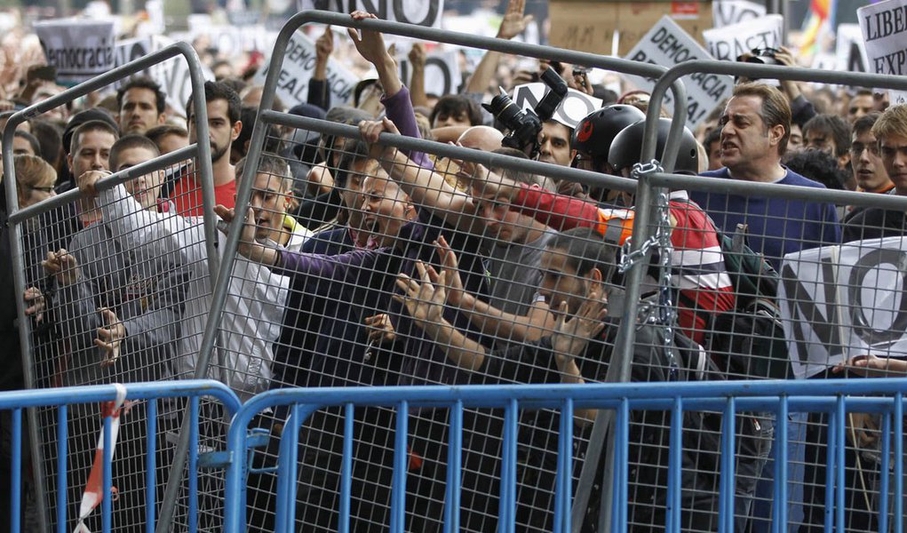 Milhares de espanhóis pedem a renúncia de Rajoy