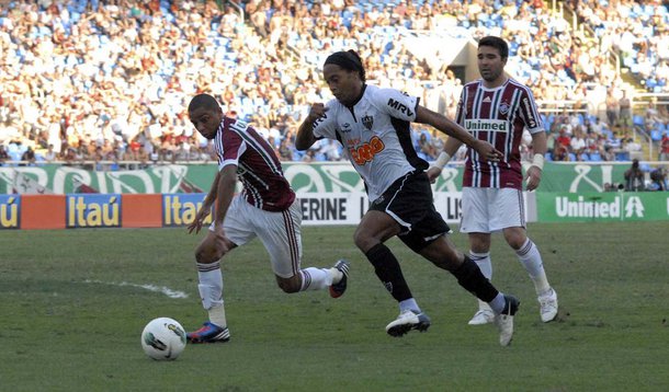 Em jogo polêmico, Flu e Galo ficam no zero a zero