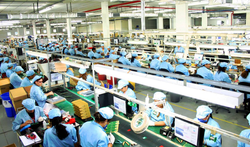 Índice de confiança da indústria cai em maio