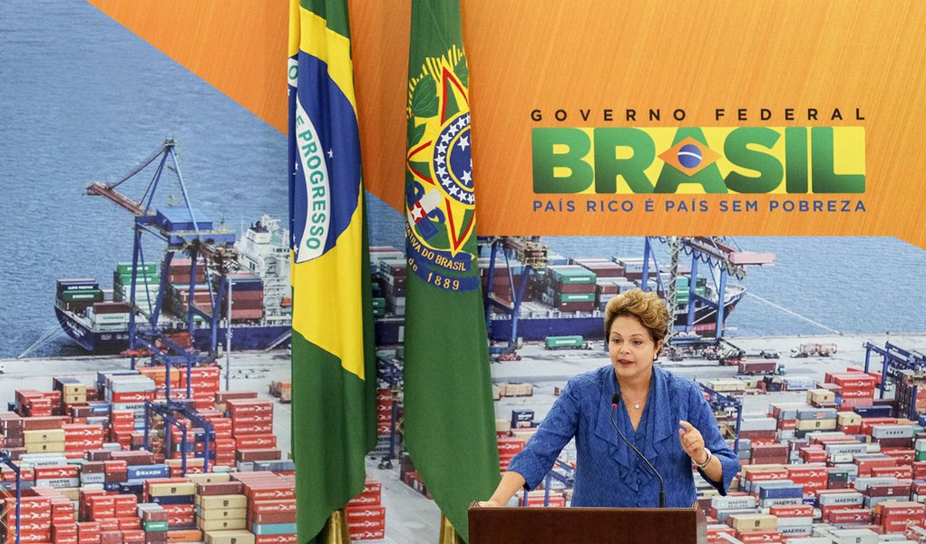 Dilma rebate PSDB e diz que não usou "chapéu alheio"