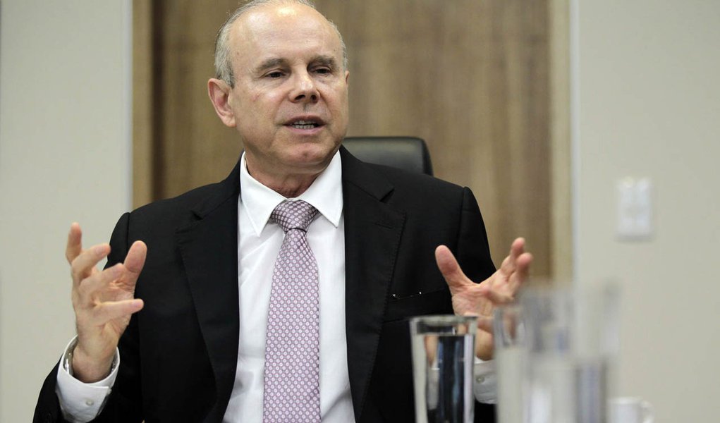 Mantega: Brasil “tende a acelerar crescimento”