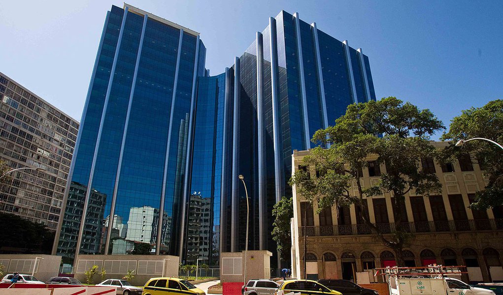 Lucro da Petrobras cai 36% em 2012