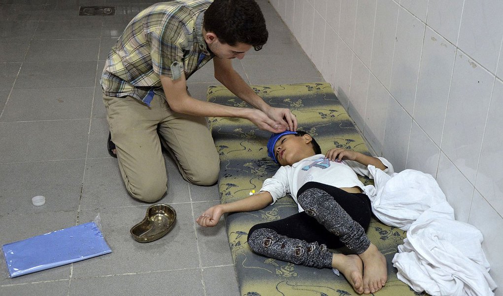 A boy, affected by what activists say was a gas attack, is treated at a medical center in the Damascus suburbs of Saqba, August 21, 2013. Syria's opposition accused government forces of gassing hundreds of people on Wednesday by firing rockets that releas
