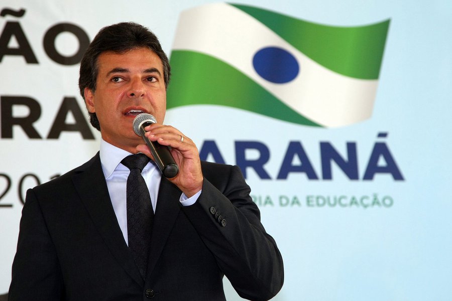 O governador Beto Richa e o secret�rio estadual da Educa��o e vice-governador, Fl�vio Arns, apresentaram nesta segunda-feira (28), no Pal�cio Igua�u, o pacote de R$ 52 milh�es para melhoria e moderniza��o na infraestrutura escolar para o in�cio do ano let