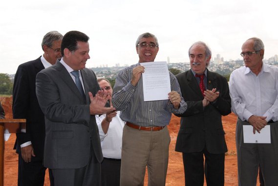 Perillo entrega terreno para construção da nova sede do TRE