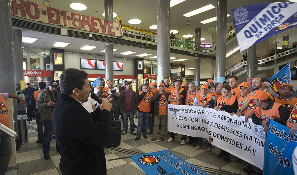 Protesto contra demissões na TAM prejudica voos