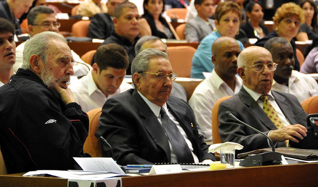 Raúl Castro é reeleito e diz que será último mandato