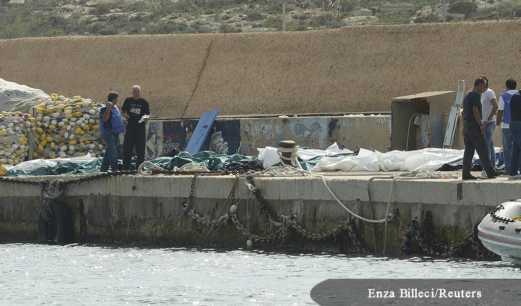 Body bags containing African migrants, who drowned trying to reach Italian shores, lie in the harbour of Lampedusa October 3, 2013. At least 94 people died and scores were missing after a boat carrying migrants from Africa sank off the Sicilian island of 