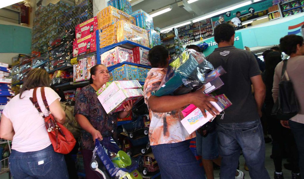 SÃO PAULO,SP,11.10.2013:MOVIMENTAÇÃO 25 DE MARÇO/DIA DAS CRIANÇAS - Movimentação na 25 de Março, no centro de São Paulo (SP), na manhã desta sexta-feira (11), véspera de feriado. A procura por brinquedos cresce nessa época do ano visando o Dia das Criança