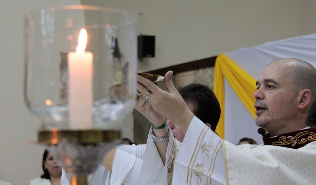 Igreja excomunga padre que defende homossexuais